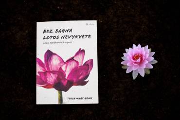 Recenzia knihy – Thich Nhat Hanh – Bez bahna lotos nevykvete
